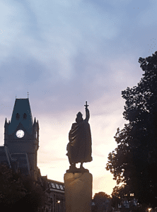 Photo of statue and Guildhall at dusk